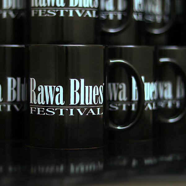 Rawa Blueas czarny kubek z białym nadrukiem kalką ceramiczną